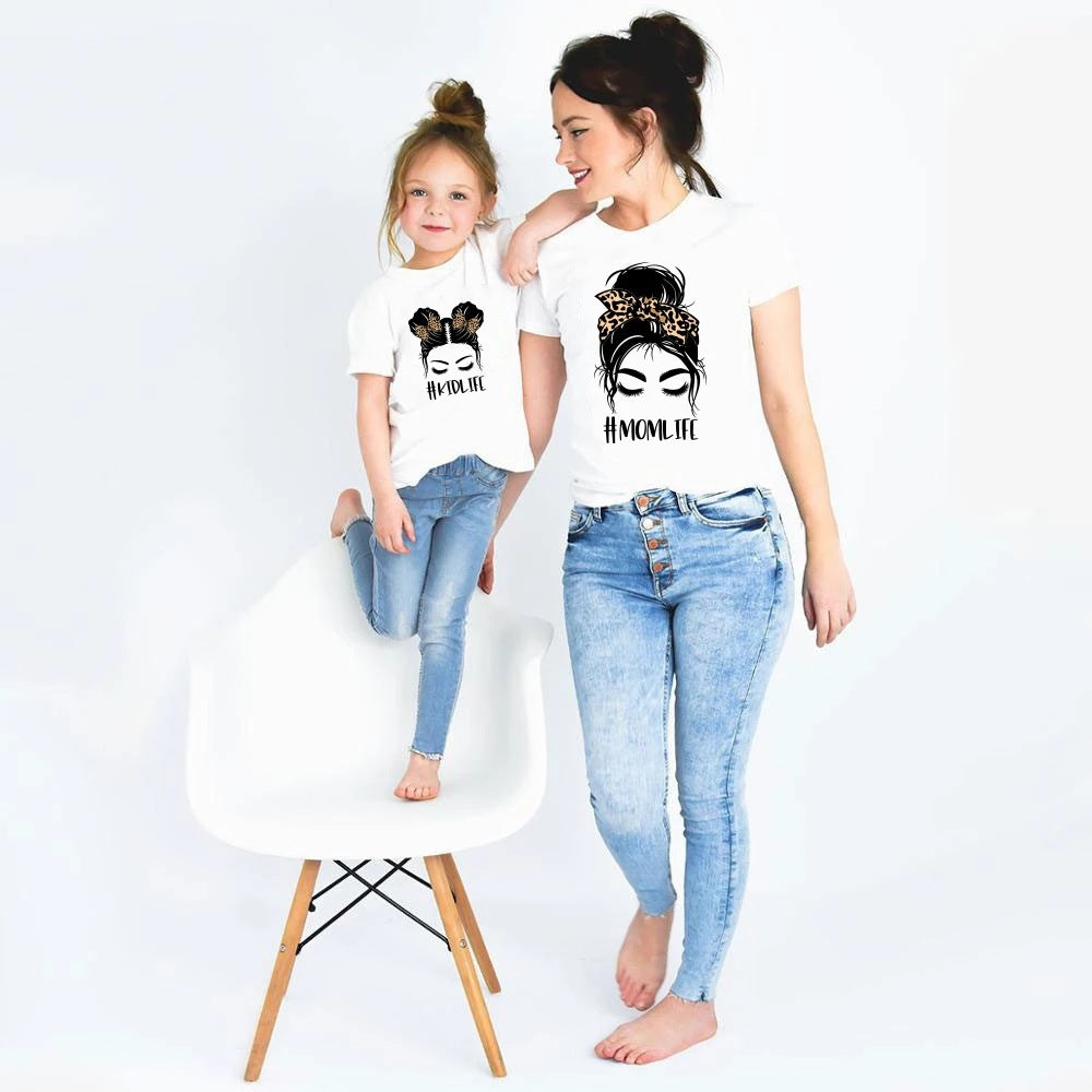 Tricouri asortate pentru familie – Mama, Tata și Fiicele