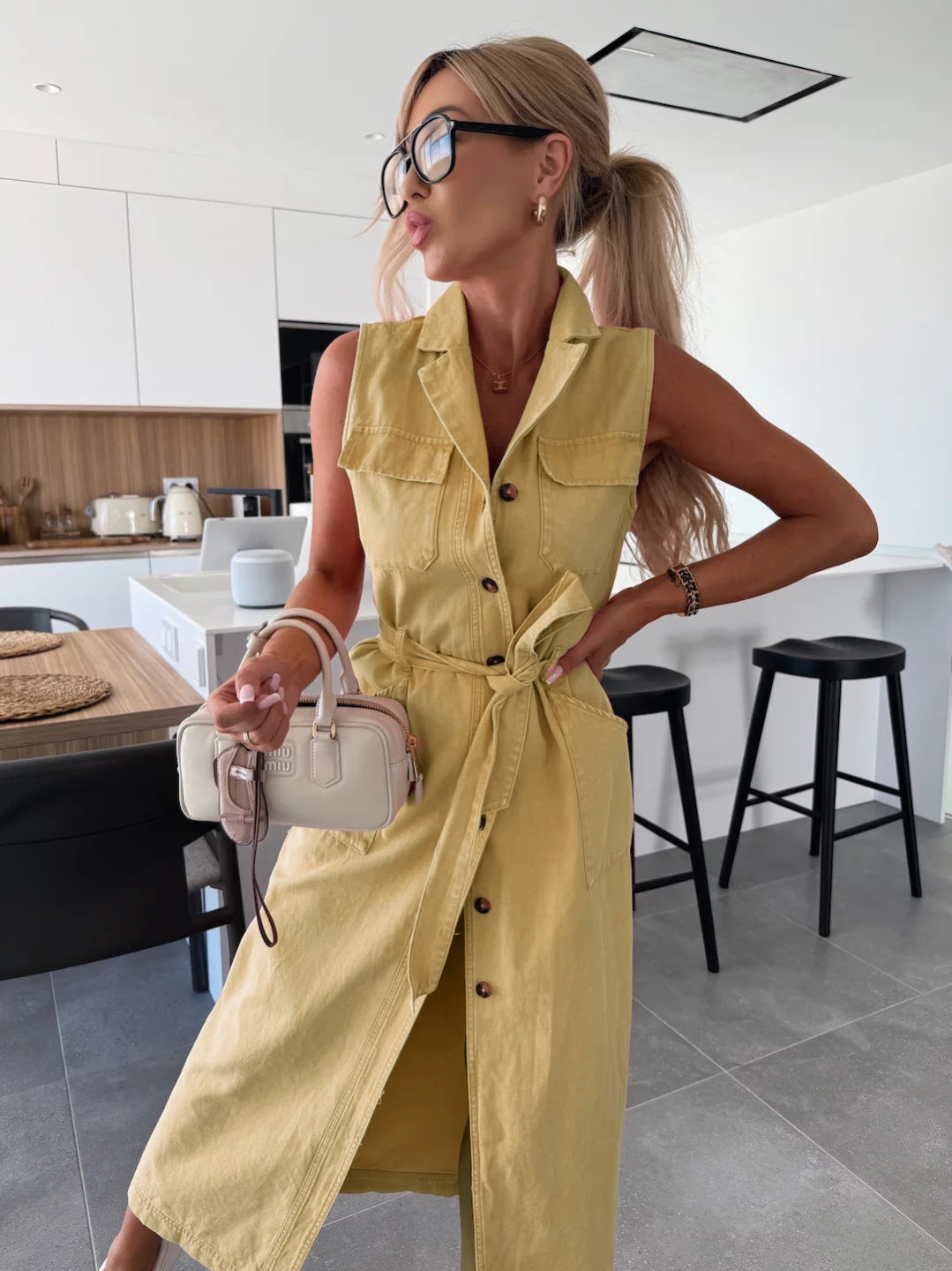 Rochie de blugi fără mâneci cu talie tip cordon