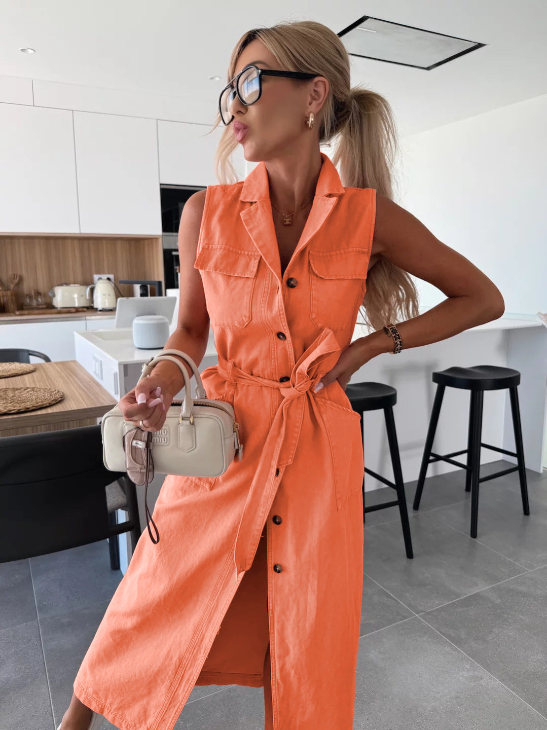 Rochie de blugi fără mâneci cu talie tip cordon