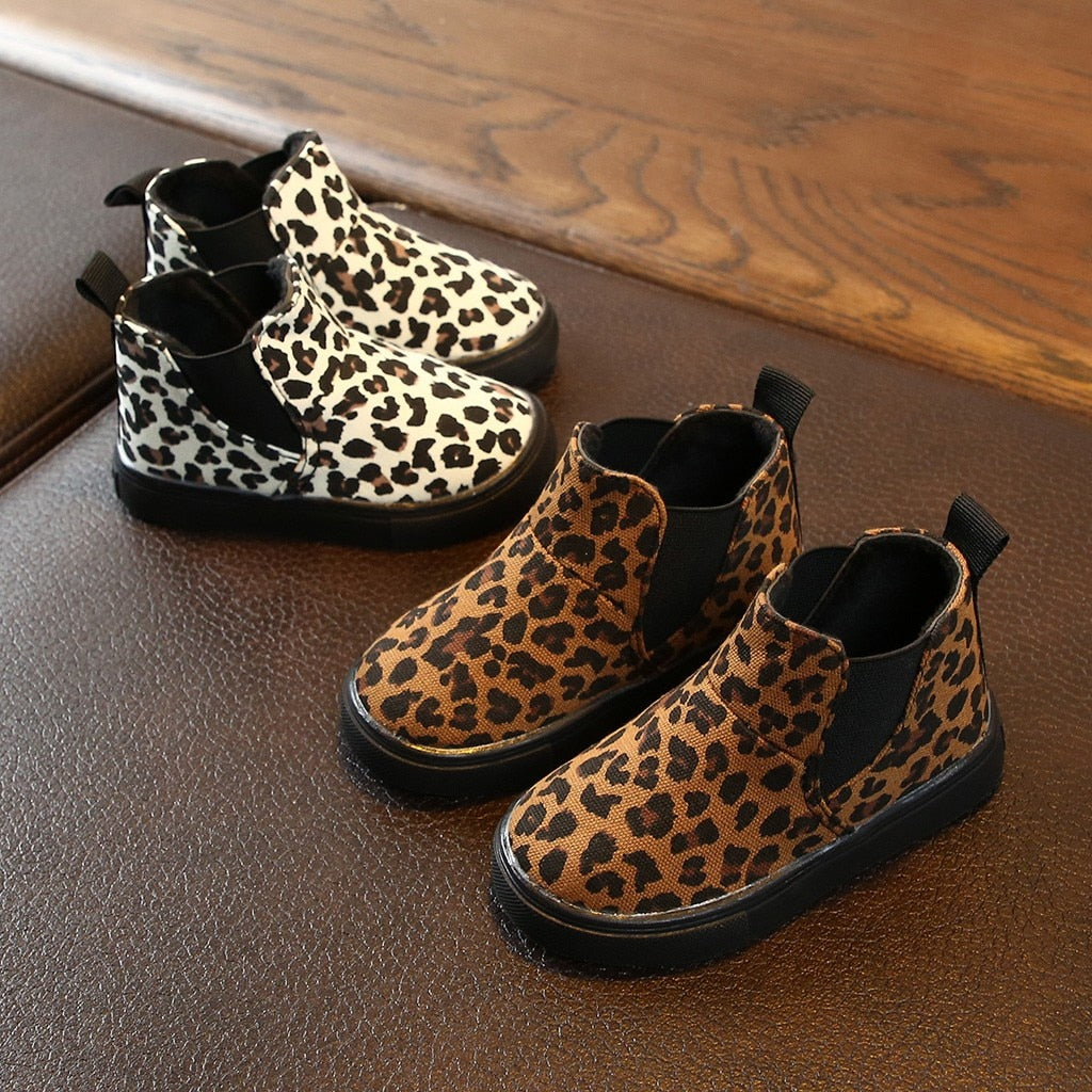 Imprimeu leopard și botine de catifea