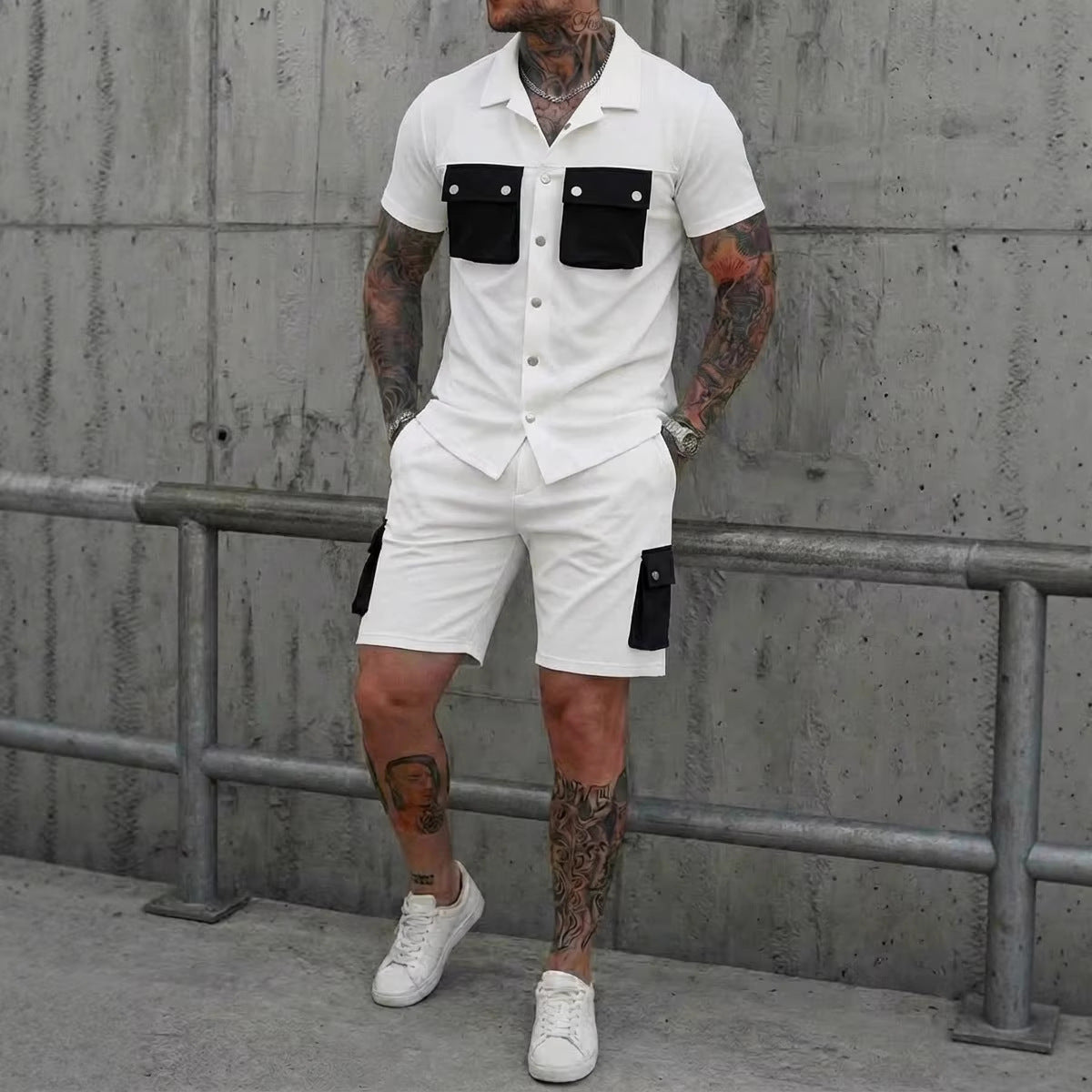 Costum sport bărbătesc cu mozaic și buzunare multiple
