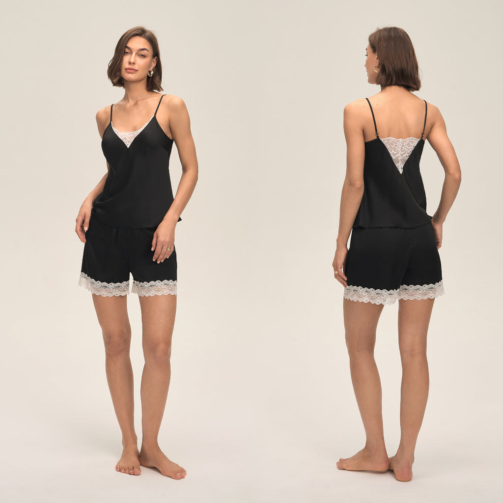 Salopetă sexy, într-o singură culoare, cu panouri din dantelă și pantaloni scurți cu bretele
