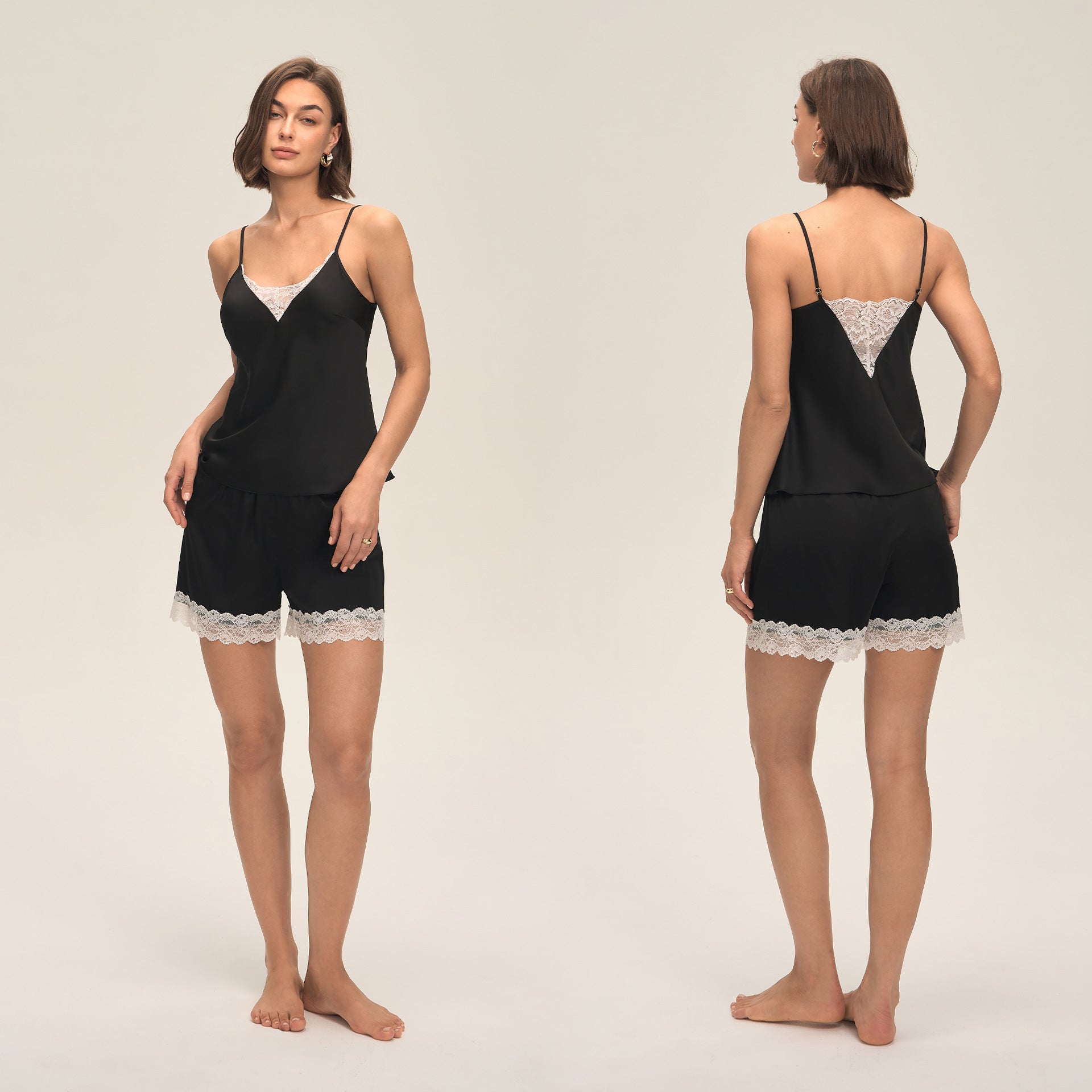 Salopetă sexy, într-o singură culoare, cu panouri din dantelă și pantaloni scurți cu bretele