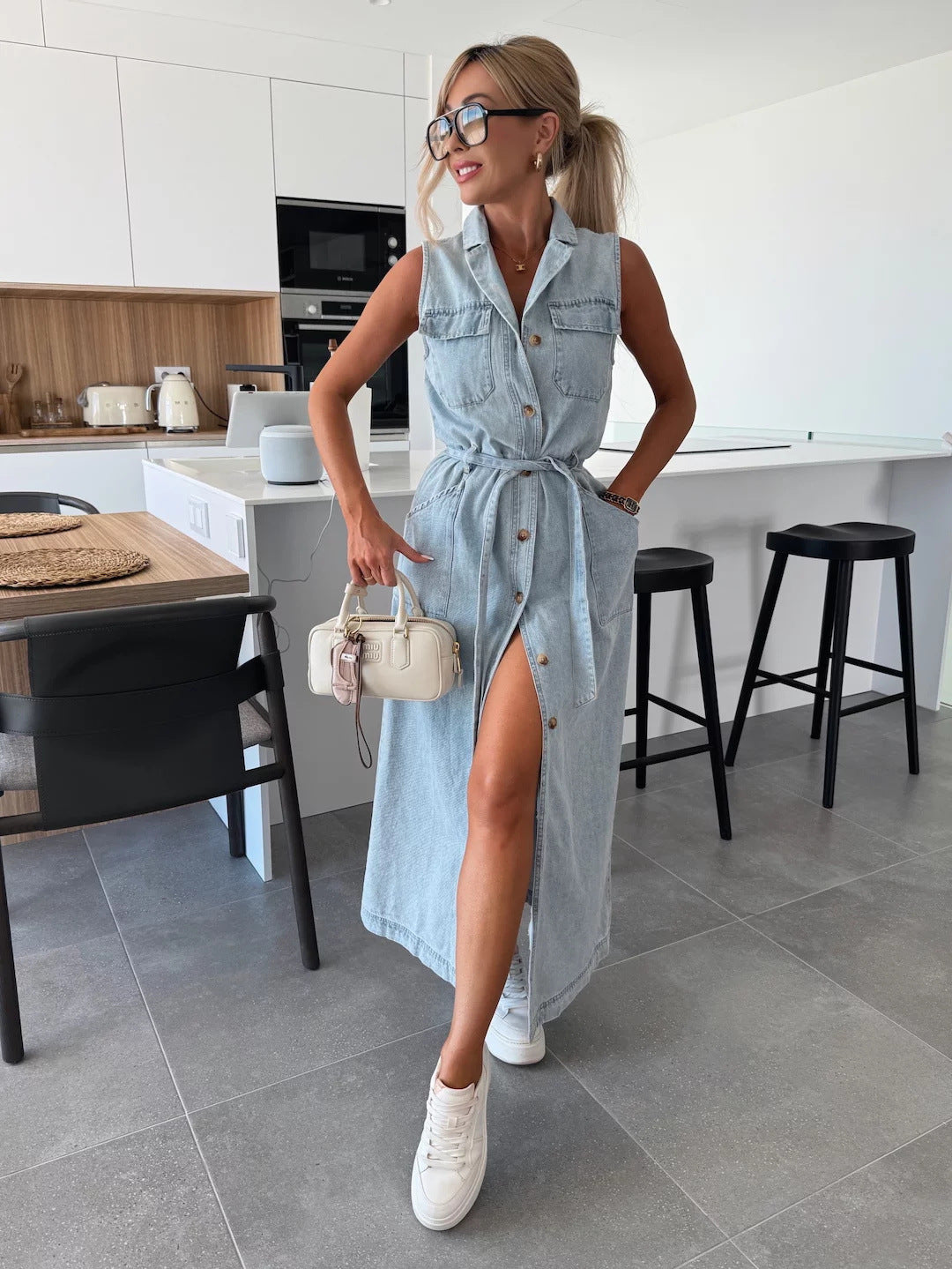 Rochie de blugi fără mâneci cu talie tip cordon